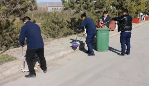 文明创建我先行 ——时博官方网站_时博（中国）一站式服务官网
团委开展环境卫生整治志愿活动(图2)