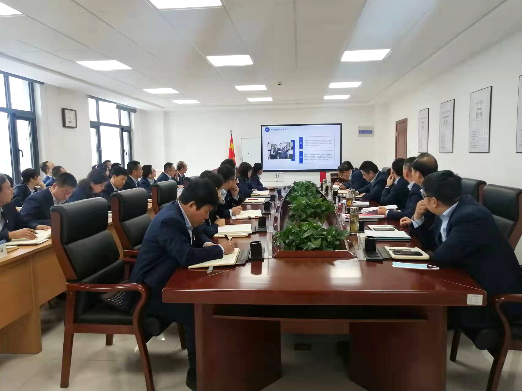 时博官方网站_时博（中国）一站式服务官网
召开党委理论学习中心组集体学习会议(图2)
