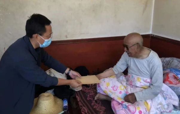 时博官方网站_时博（中国）一站式服务官网
赴帮扶村对接工作并慰问困难党员(图2)